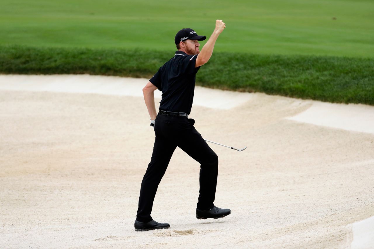 Jimmy Walker reacts to chipping in on 10.
