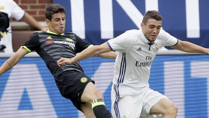 Chelsea’s Oscar (L) is drawing transfer interest from Inter Milan